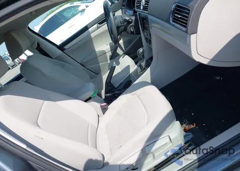 2016 Volkswagen Passat 1.8T S z USA, uszkodzony, nr VIN 1VWAT7A3XGC038662